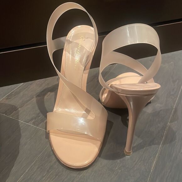 Gianvito Rossi
Slingback Sandal Nude. Excellent Condition with box and dust bag - Picture 5 of 7